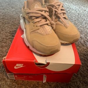 Cream/Beige Nike Women’s Huaraches